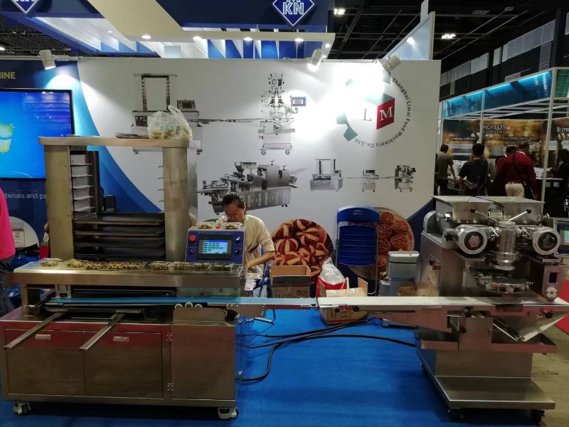 tim kerja kami di pameran Singapura untuk mesin encrusting, mesin kue